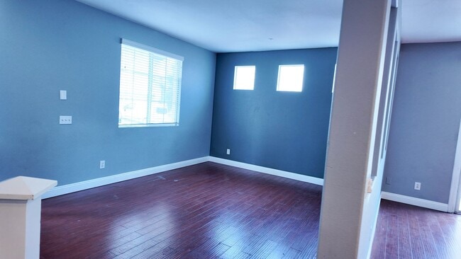 Building Photo - Beautiful 4-Bedrooms Home - Across from La...