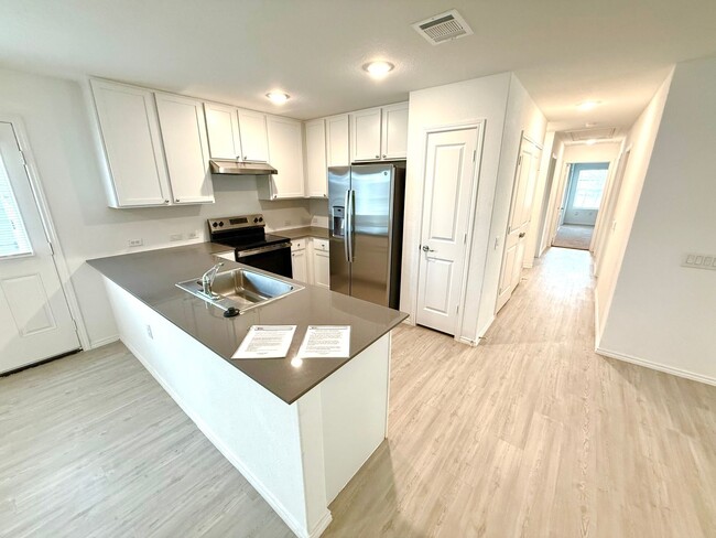 Building Photo - AVAILABLE NOW! 4 Bedroom / 2 Bath Home In ...