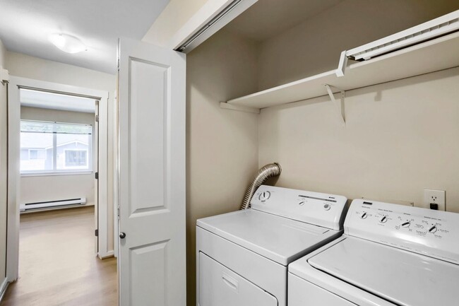 Building Photo - 2 Bed 2 Bath Condo @ Desirable Community w/ Pool, Hot Tub & Exercise Room!
