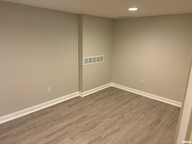 Building Photo - 2315 W Paddington Ct