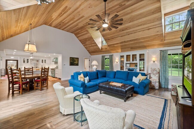 Building Photo - Williams Bay Lakefront Living Furnished Home Available for Monthly & Mid Term Rentals