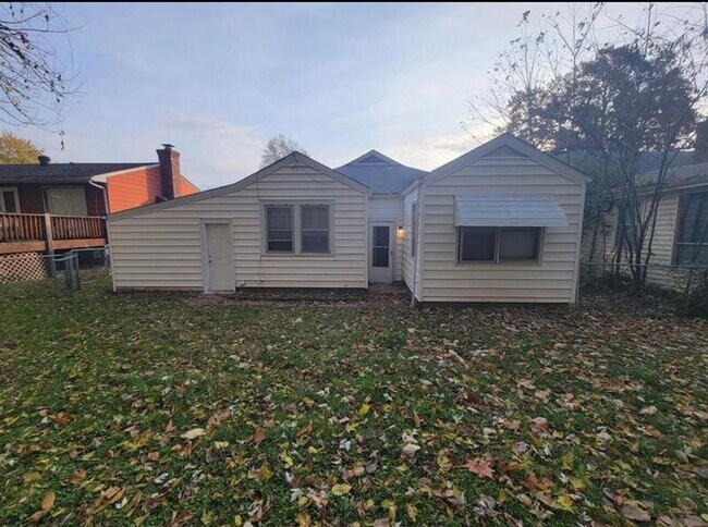 Building Photo - Two Bedroom Home with Attached Garage Move...