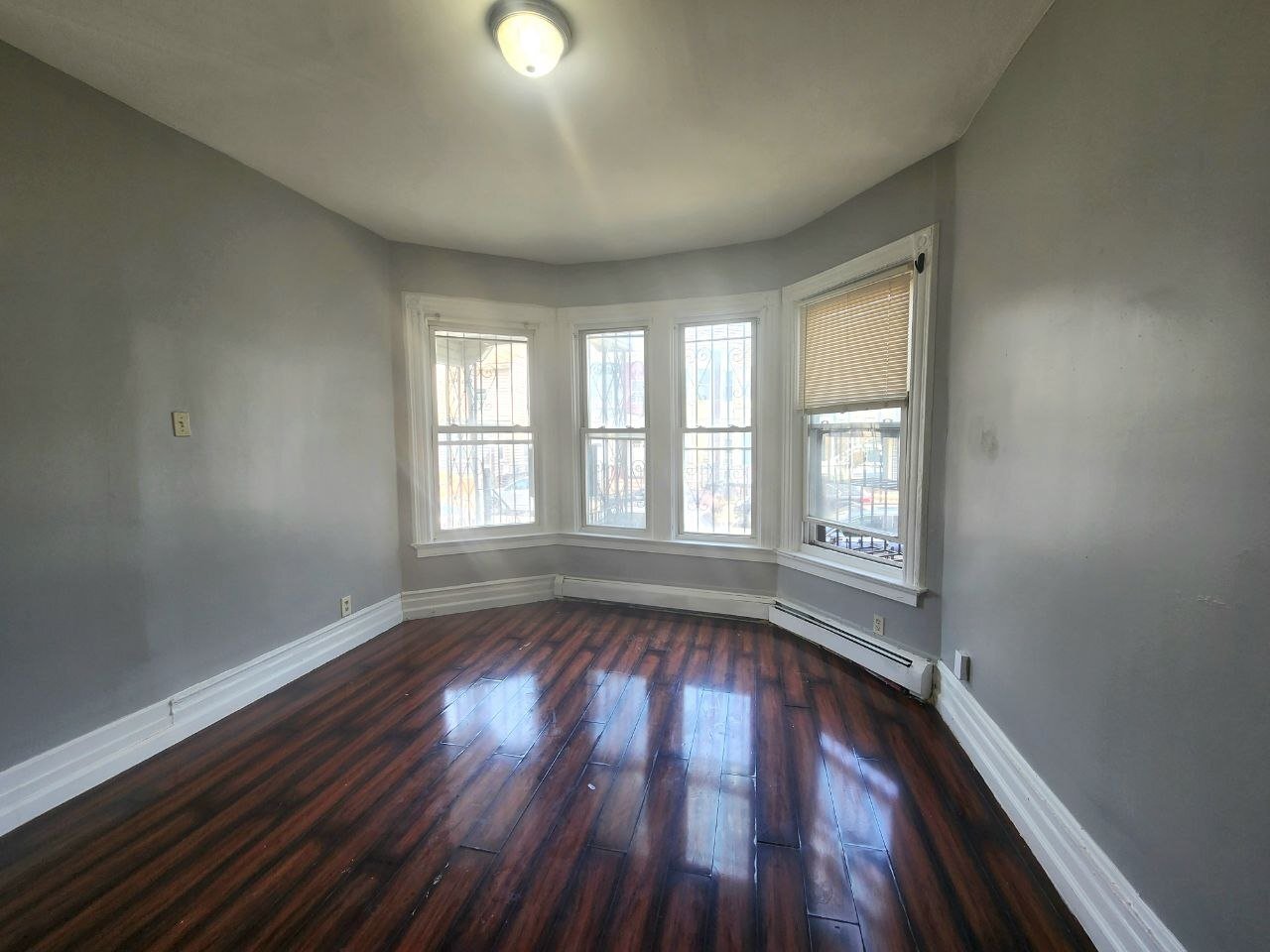 Building Photo - 266 1/2 Garside St