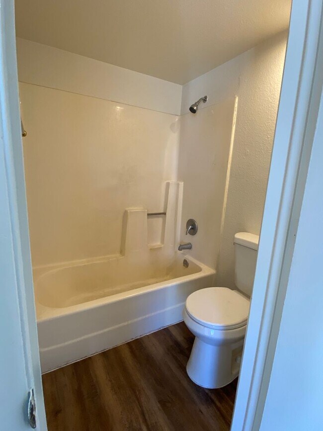 Building Photo - 3 Bedroom 2.5 Townhouse with Brand New Kit...