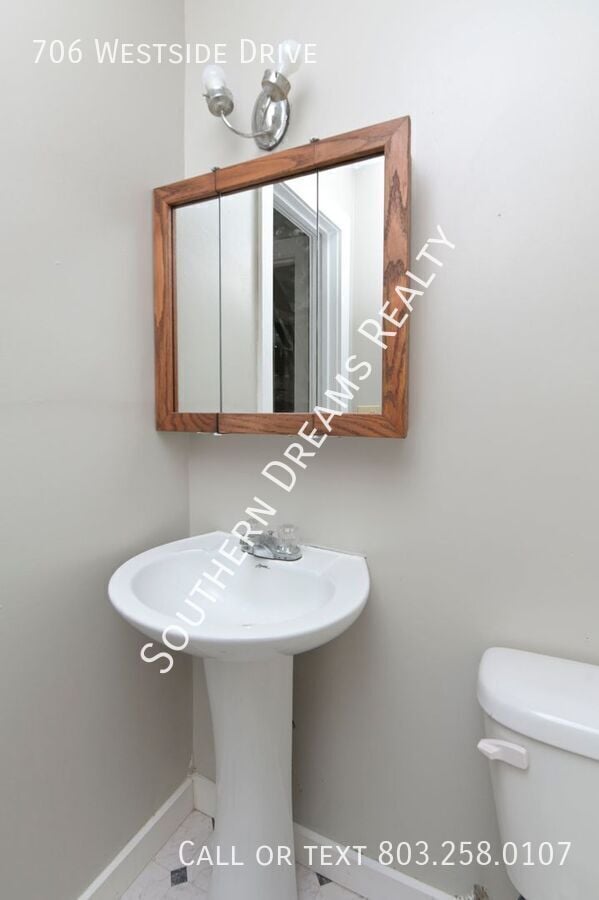 Building Photo - 706 Westside Dr