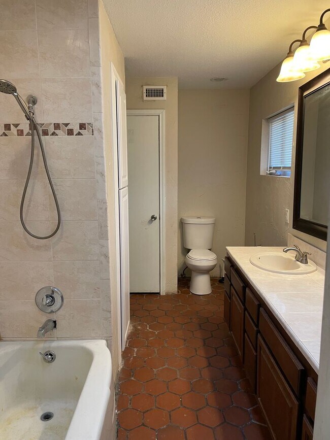 Building Photo - Pre-Leasing for July!