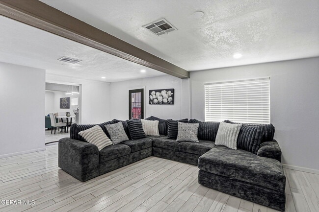 Building Photo - 7740 Phoenix Ave