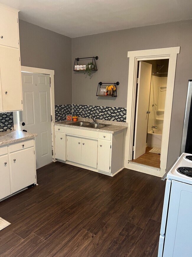 Building Photo - 590 E Division St