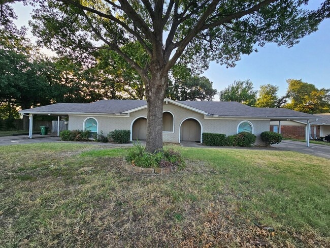 Primary Photo - Beautifully Renovated 2-Bedroom Half Duple...