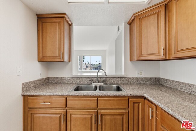 Building Photo - 1002 N Edgemont St