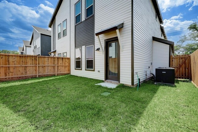 Building Photo - 5822 Cebra St