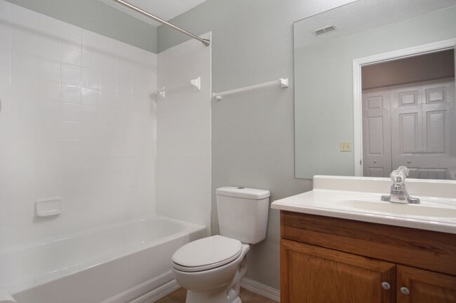 Building Photo - 1 Bedroom / 1 Bathroom Condo with Resort-Style Living