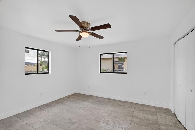 Building Photo - 917 W 2nd St