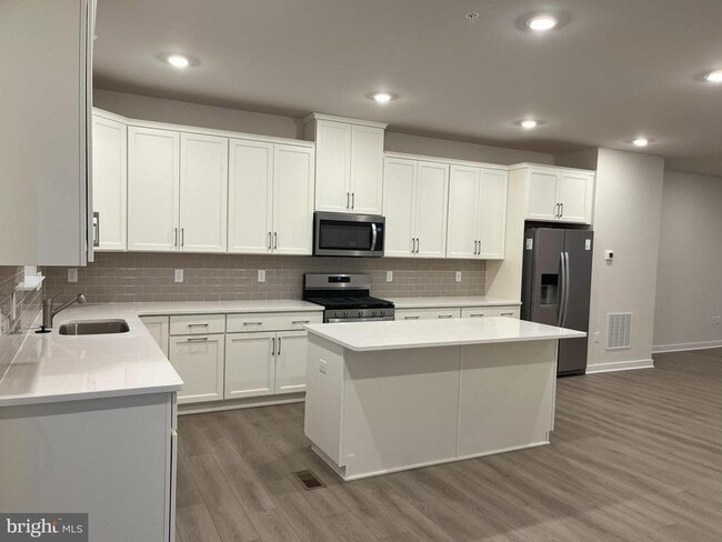 Building Photo - 507 Titanium St