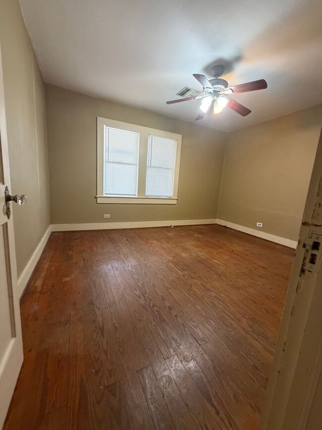 Building Photo - Three Bedroom, 2 Bathroom