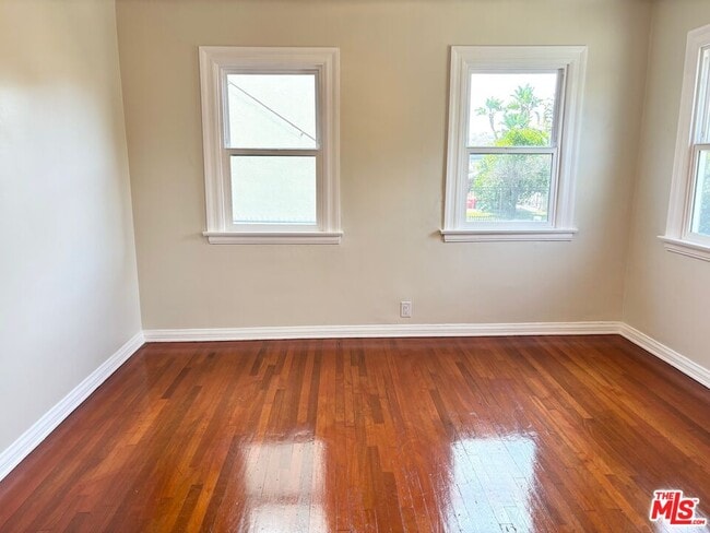 Building Photo - 1075 S Ogden Dr