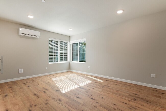 Building Photo - NEW Bothell Townhome | 4 Bedroom | $3,900