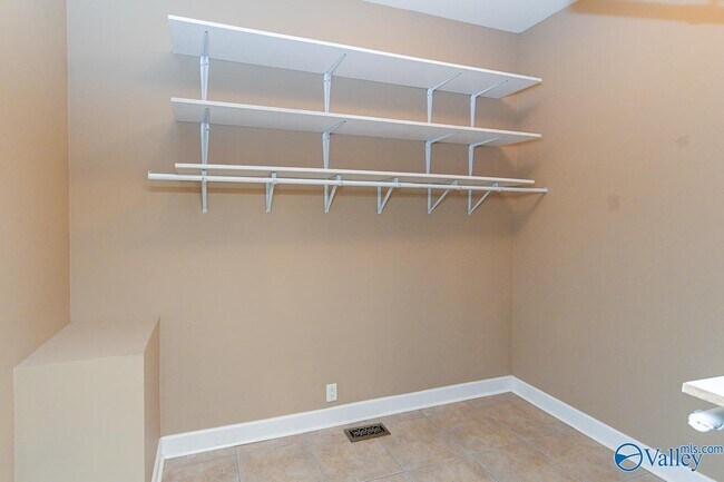 Building Photo - 305 Walden Glen Ct