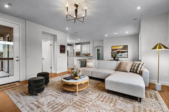 Building Photo - Luxury Living in Fountaingrove
