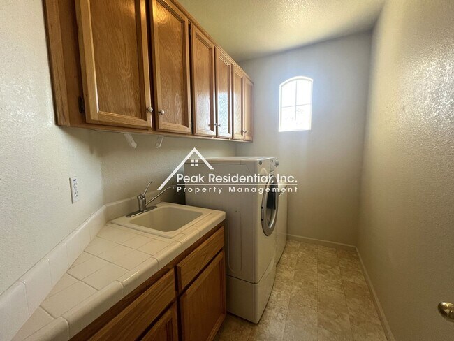 Building Photo - Spacious 4bd/3ba Folsom Home!