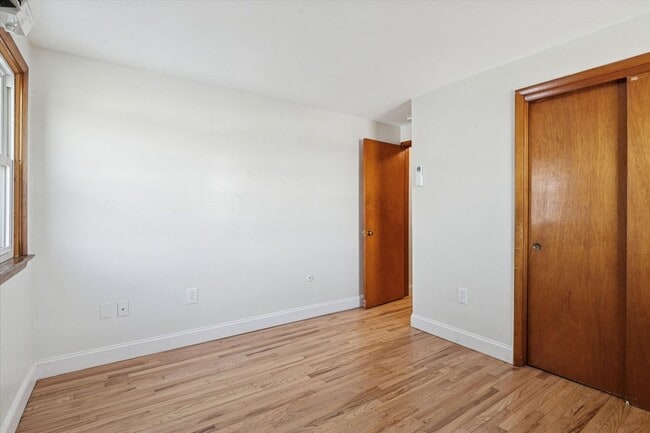 Building Photo - Available Immediately – 1B/1B Recently Renovated Unit