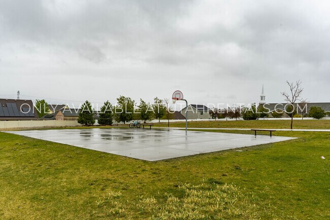 Building Photo - 4143 N Fairfield Dr