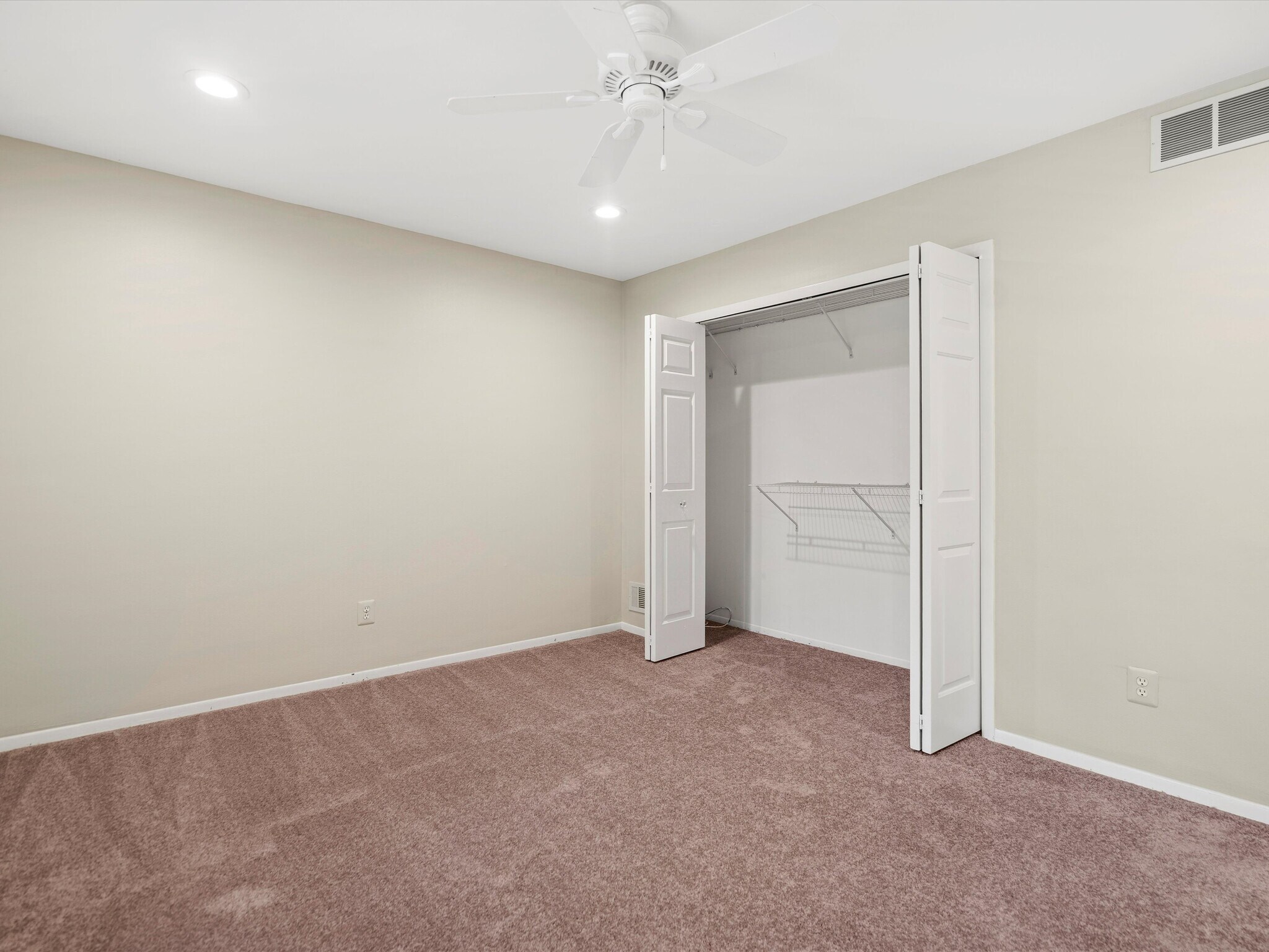 Building Photo - 26656 Farmbrook Villa Dr