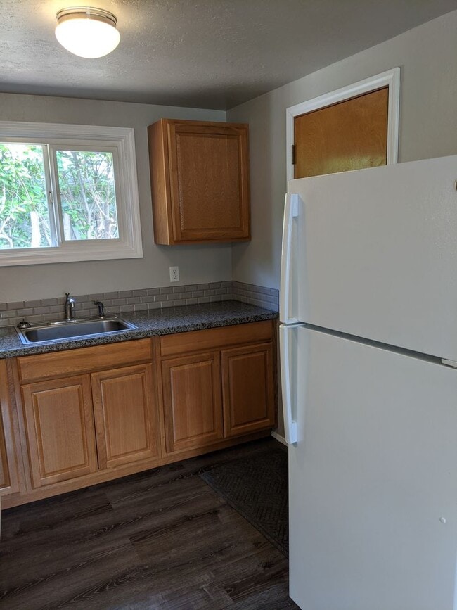 Building Photo - Nice 2-Bedroom, 1-Bath Corner Lot Home In Springfield!