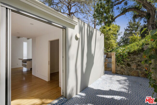 Building Photo - 631 Cross Ave