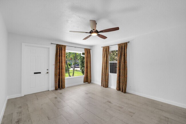 Building Photo - Beautiful home in quiet neighborhood