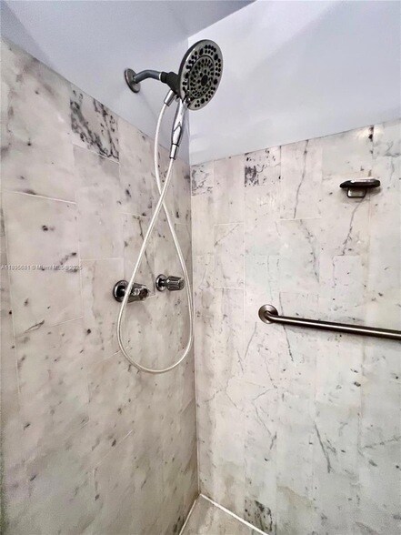 Building Photo - 6385 Bay Club Dr