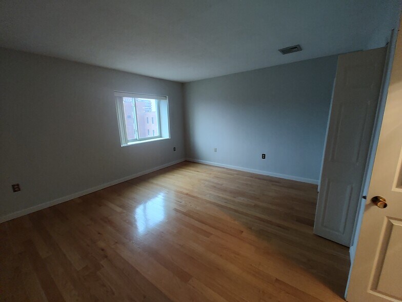 bedroom1 - 40 Greenleaf St