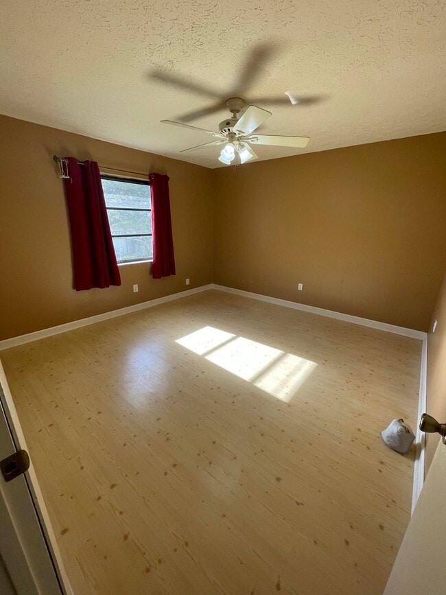 Building Photo - 2616 Newport Dr