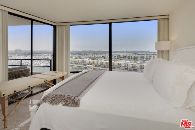 Building Photo - 4267 Marina City Dr