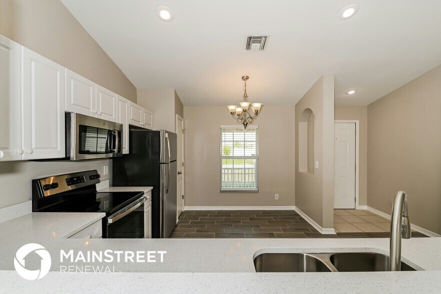 Building Photo - 631 NE 1st Pl