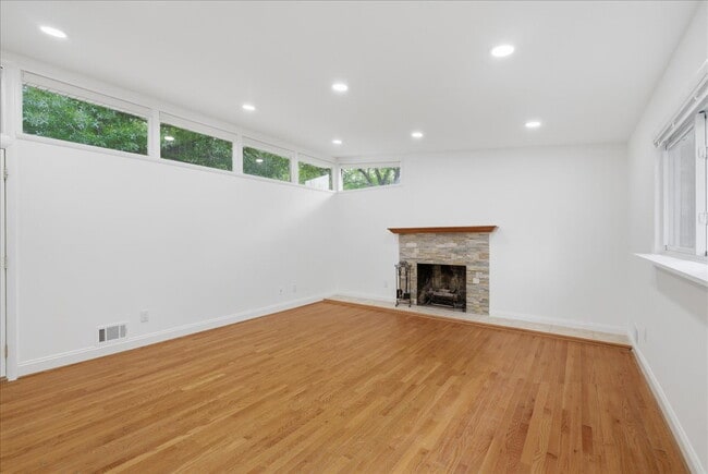 Building Photo - Charming Split-Level Home in the Heart of Alexandria