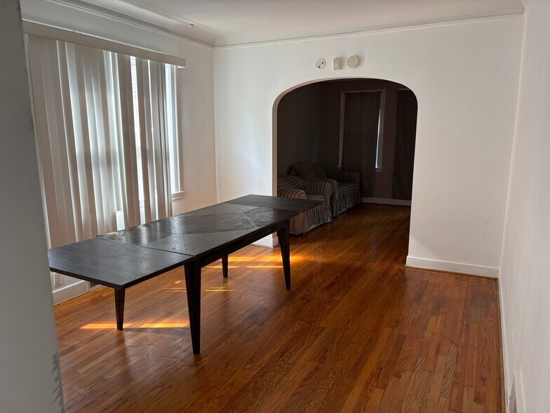 Building Photo - 5543 N Spaulding Ave