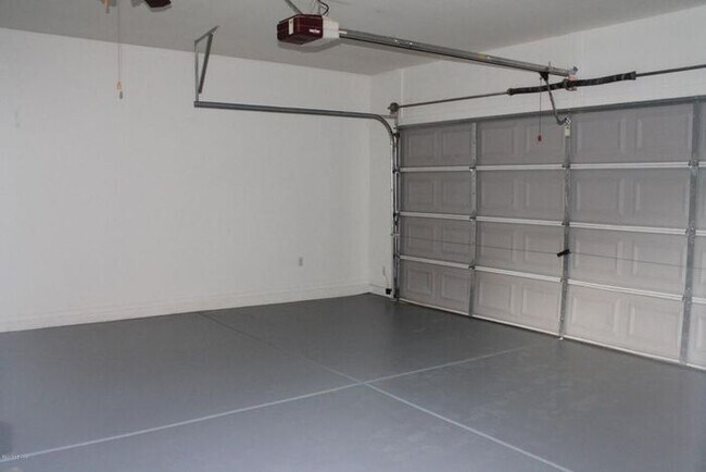Building Photo - Beautiful 3 Bedroom, 2.5 Bath Home w/Open Floor Plan and Loft! Large Backyard with Fire Pit! Wash...
