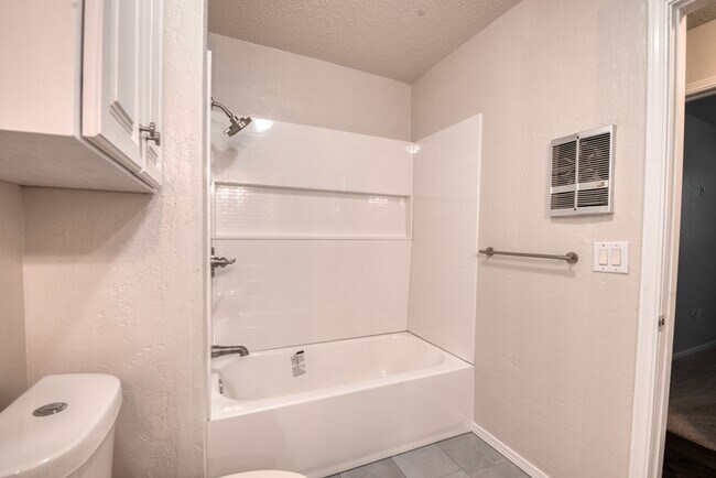 Building Photo - 301 Ellison St