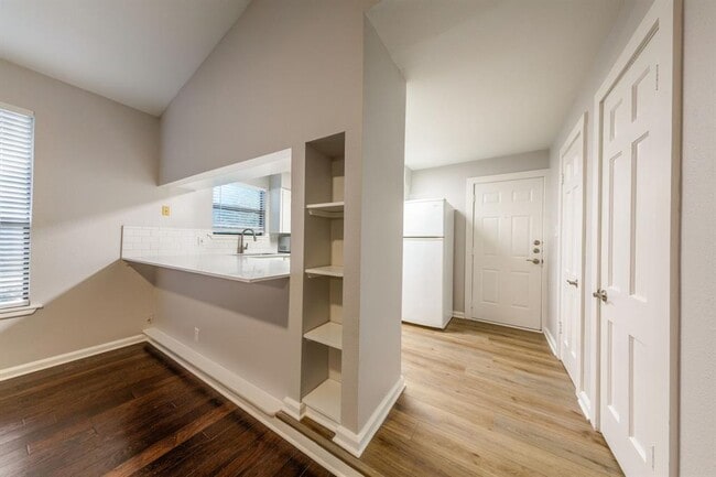 Building Photo - 406 W Johanna St