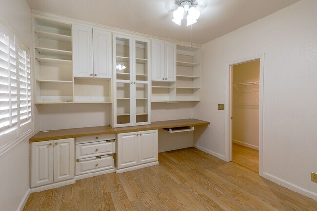 Building Photo - Great 1st Floor 2 Bed Condo