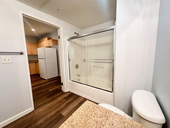 Building Photo - Beautiful One Bedroom Condo in the " Piazza Palermo." building! Pet considered!!