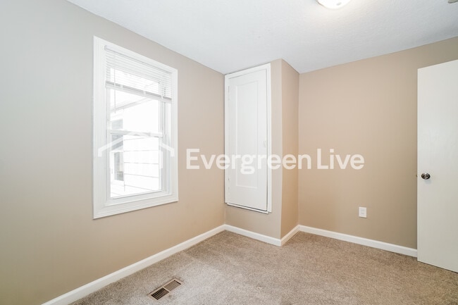 Building Photo - 2638 S 5th St