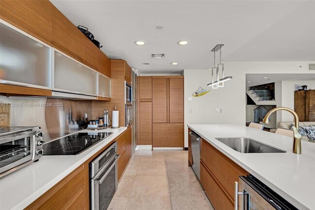Building Photo - 5875 Collins Ave