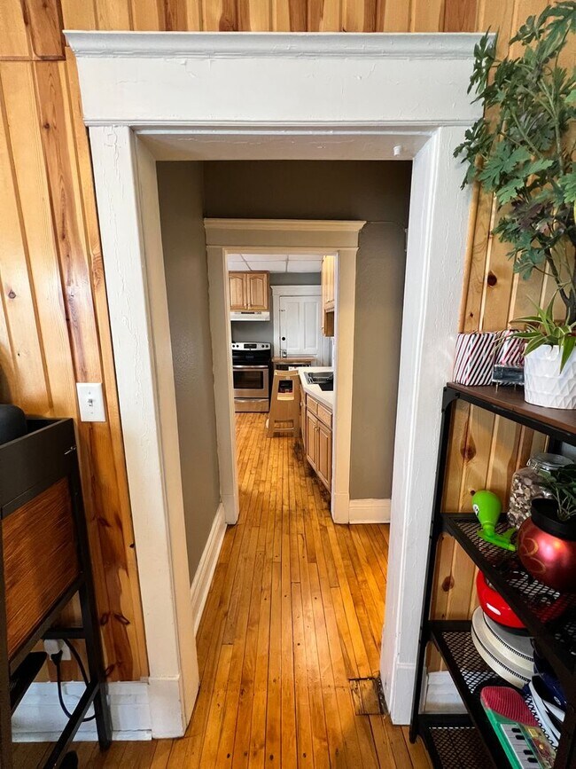 Building Photo - 922 E 5th St