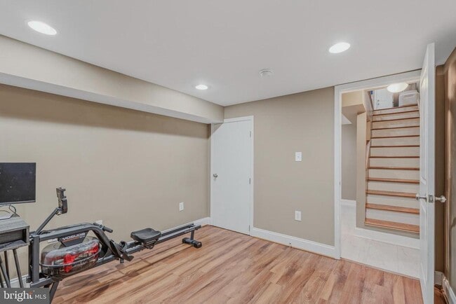 Building Photo - 118 N Ellwood Ave