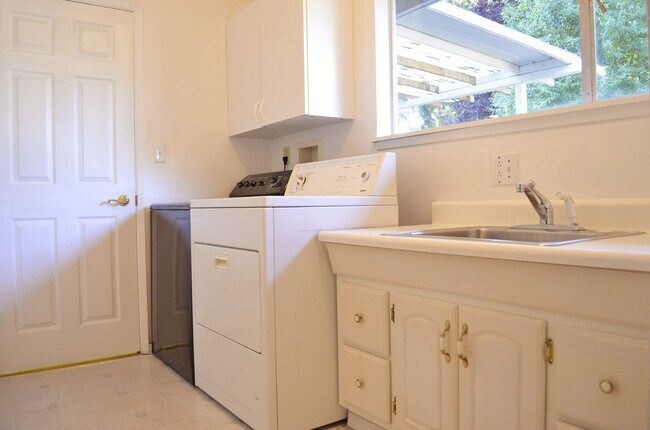 Building Photo - New Kitchen!! Beautiful family home w/extr...