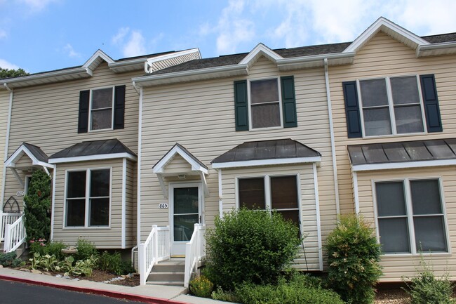Building Photo - 865 Camelot Ln