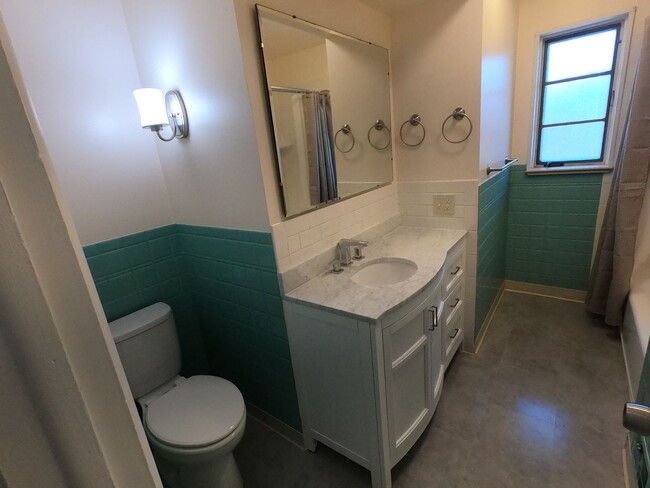 Building Photo - Beautifully remodeled 3 bed 2.5 bath house in Broomfield
