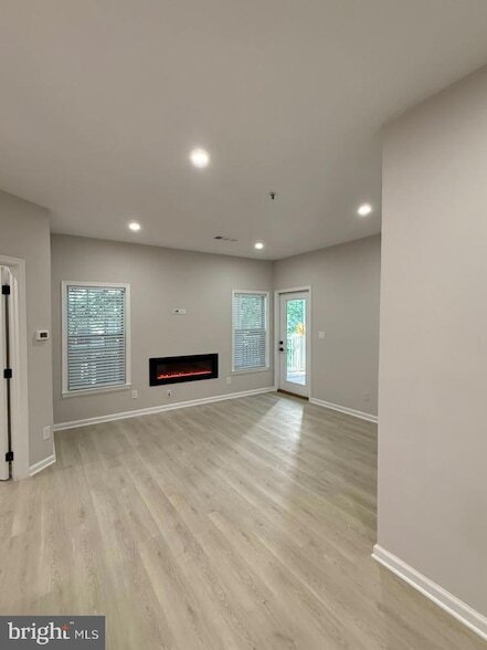Building Photo - 1716 Lake Shore Crest Dr